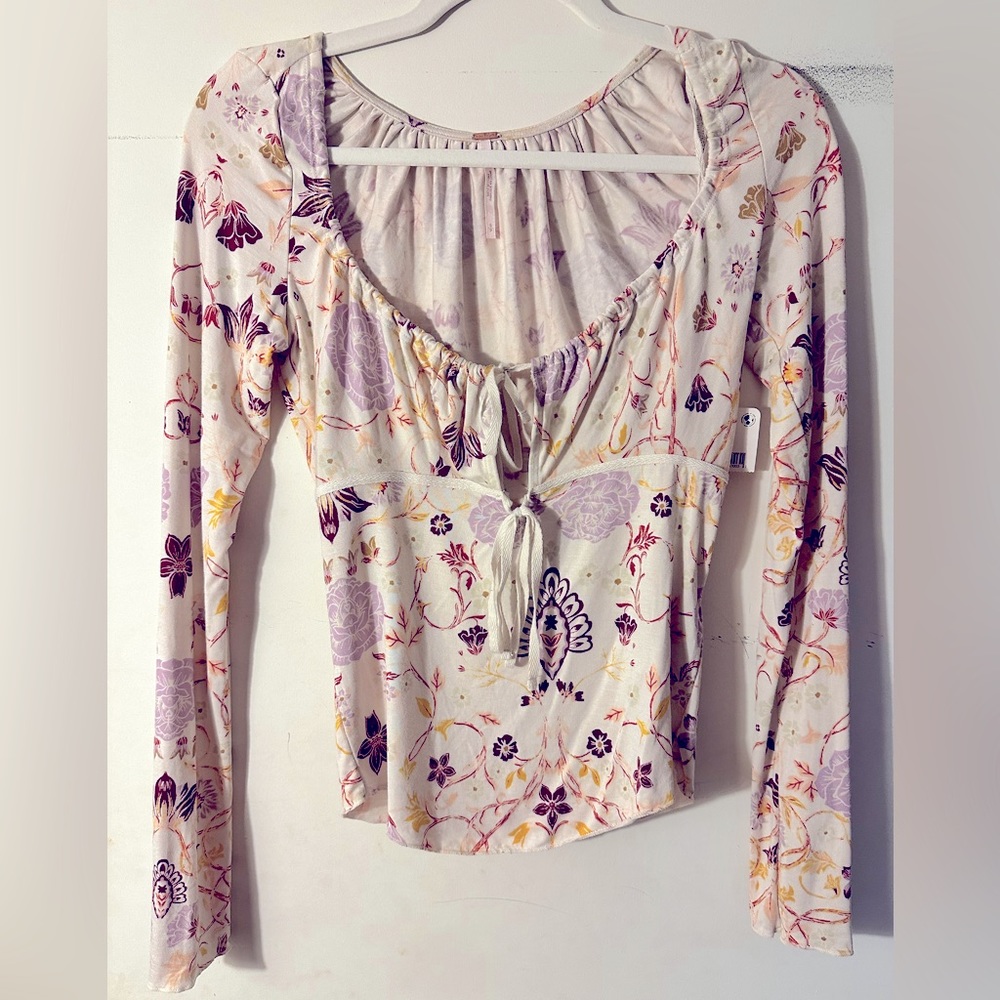 Free people long sleeve , cute paisley print. Super soft and has square neckline